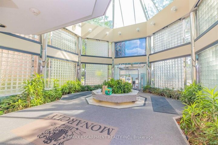 Property Photo: 325 Webb Drive 802 ON L5B 3Z9