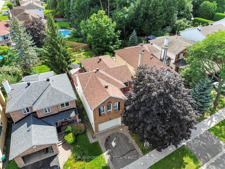 Property Photo: 41 Morgans Grant Way ON K2E 2E8