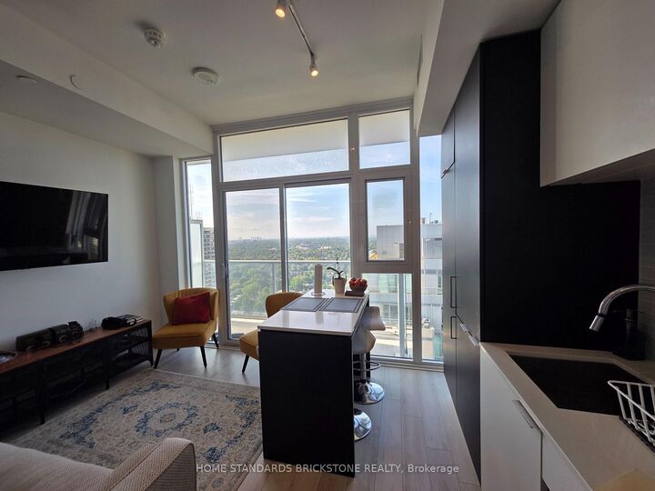 Property Photo:  33 Helendale Avenue 2602  ON M4R 0A4 