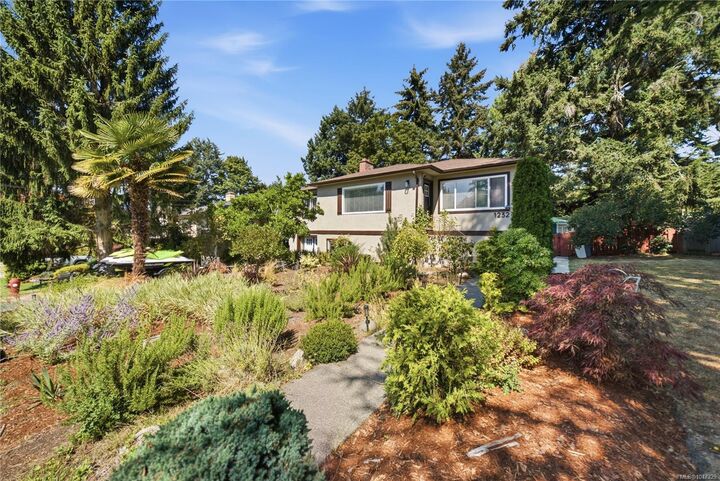 1232 Pearce Cres — photo 1