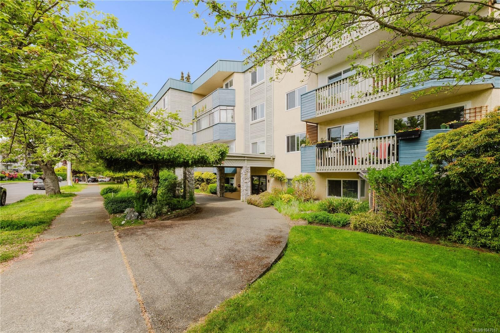 Property Photo: 1012 Collinson St #404 BC V8V 3C1