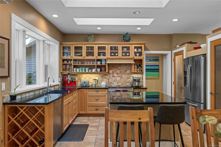 Property Photo: 825 Fern Rd E BC V9K 1M3