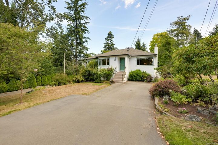 Property Photo: 3835 Cumberland Rd BC V8P 3S1
