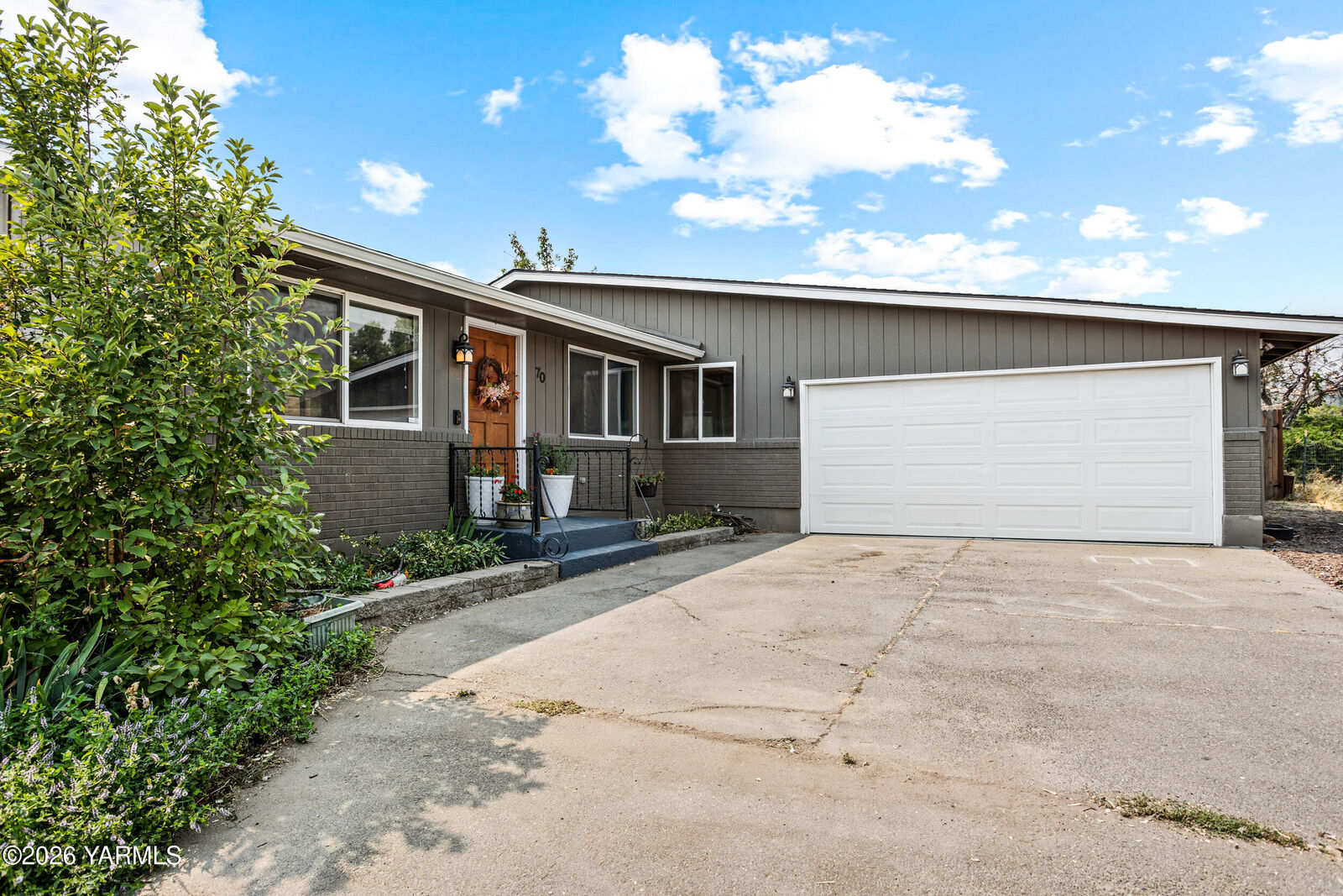 Property Photo:  70 Herlou Dr  WA 98942 