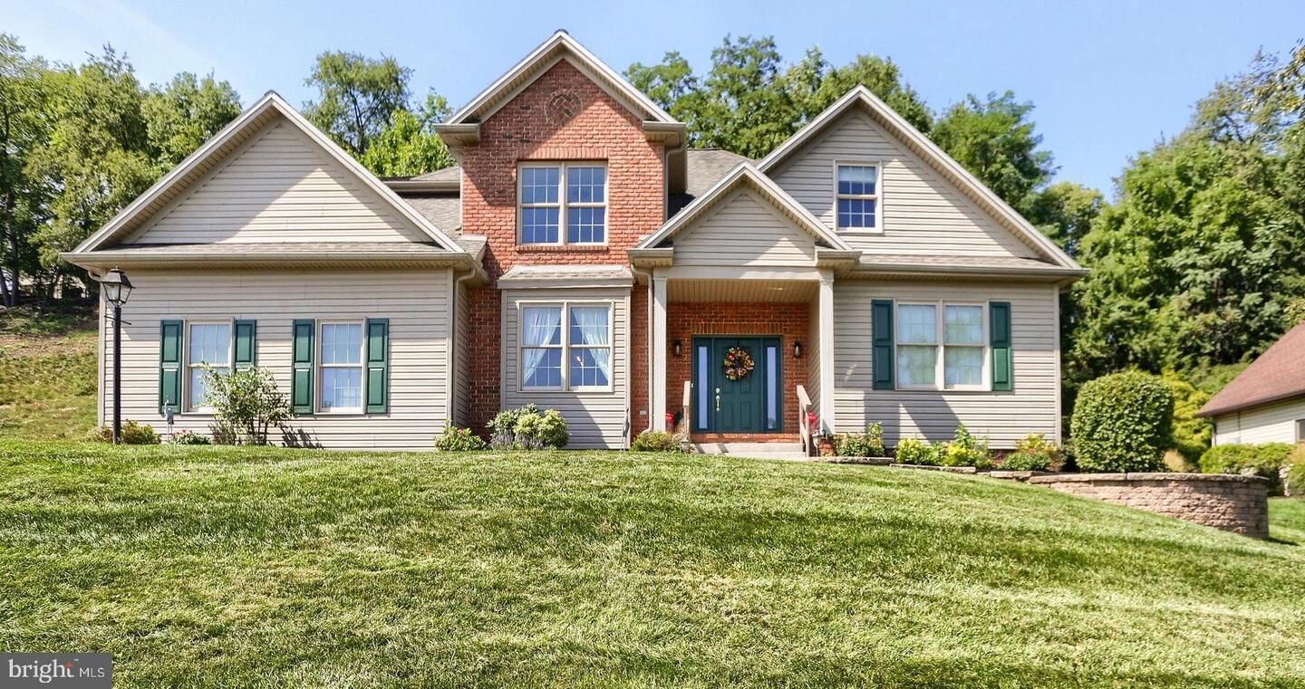 Property Photo:  1018 Country Club Road  PA 17011 