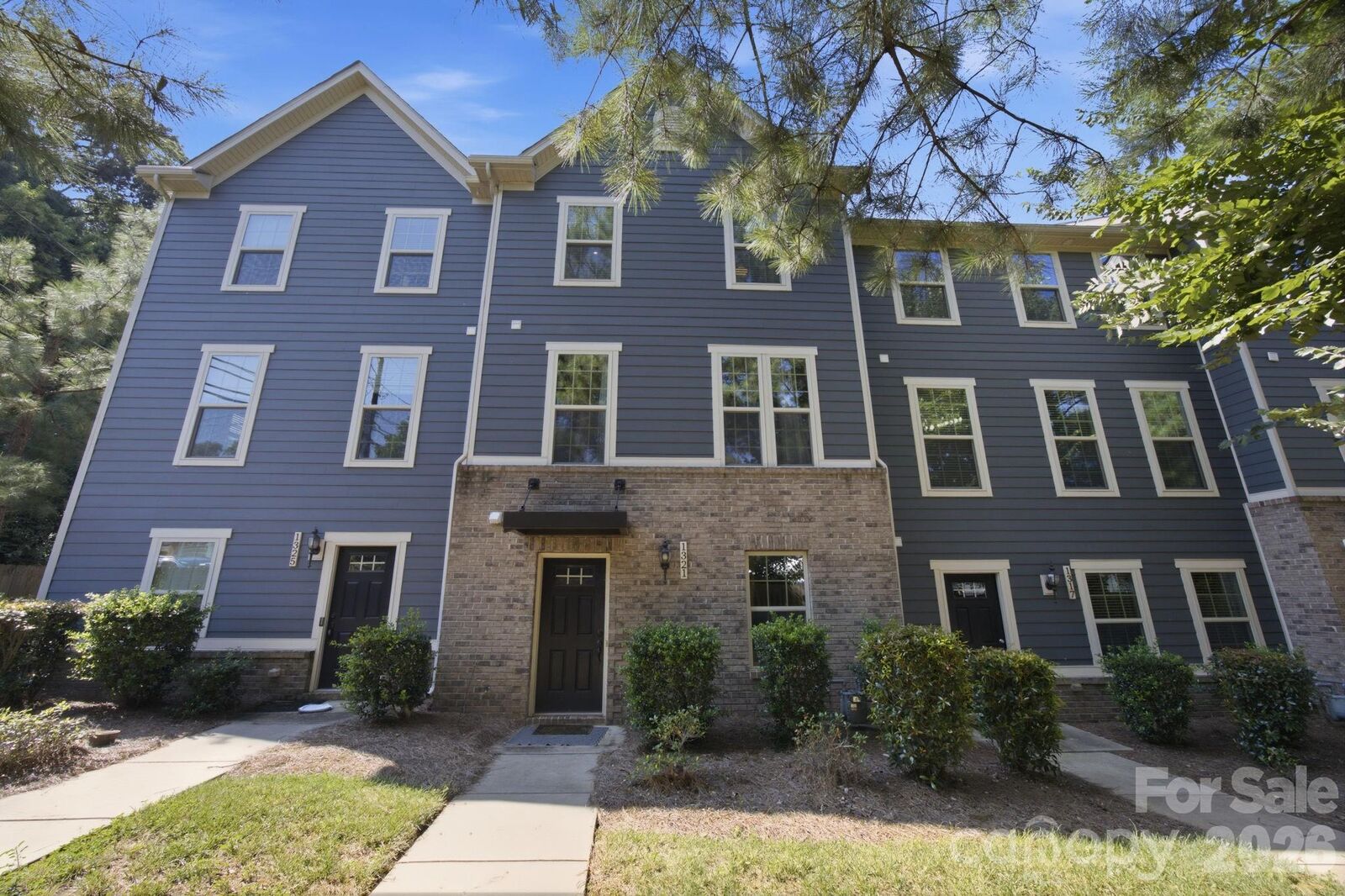 Property Photo:  1321 Queen Lyon Court  NC 28205 
