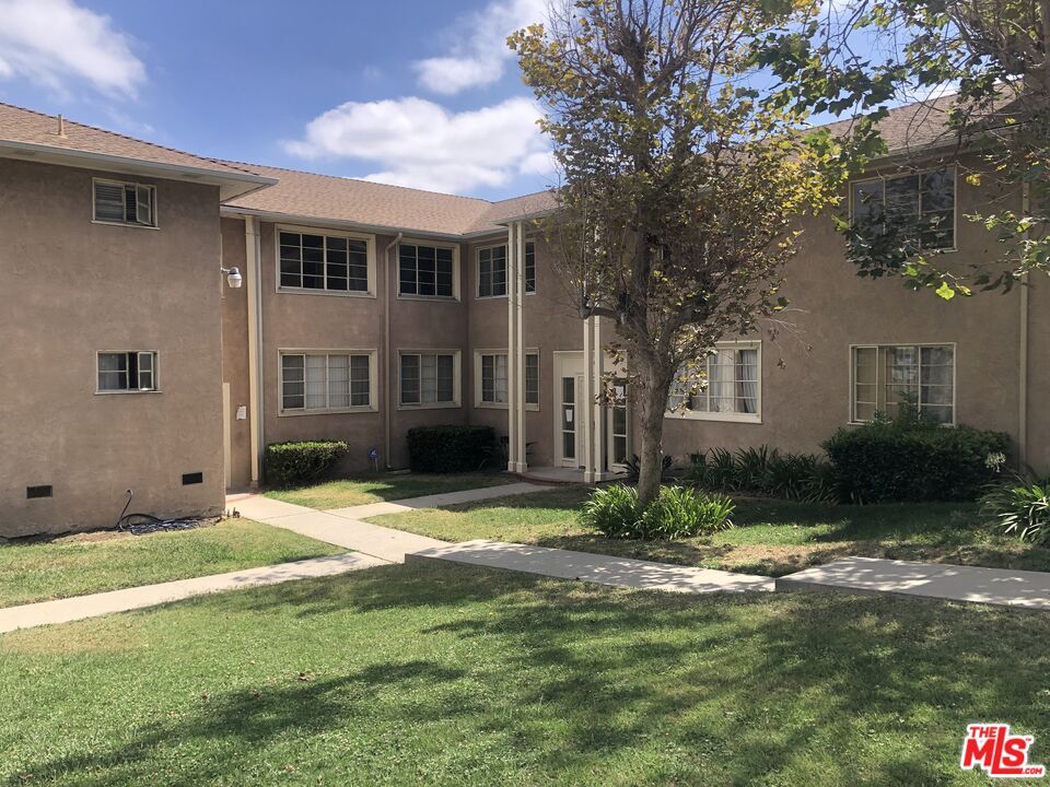 Property Photo: 4072 Hillcrest Dr, Unit D CA 90008