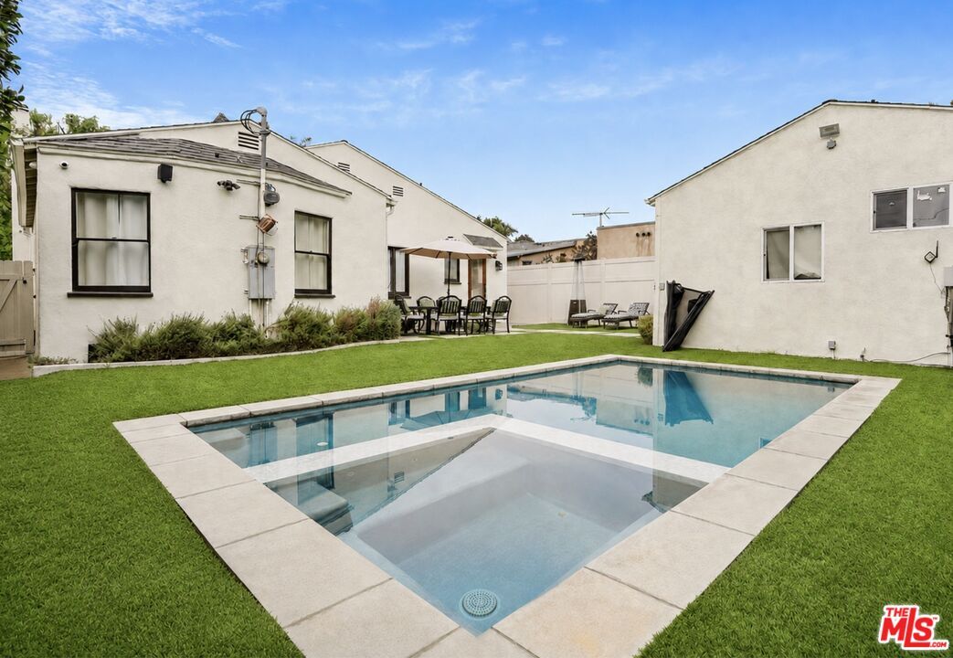 Property Photo:  140 S Gardner St  CA 90036 
