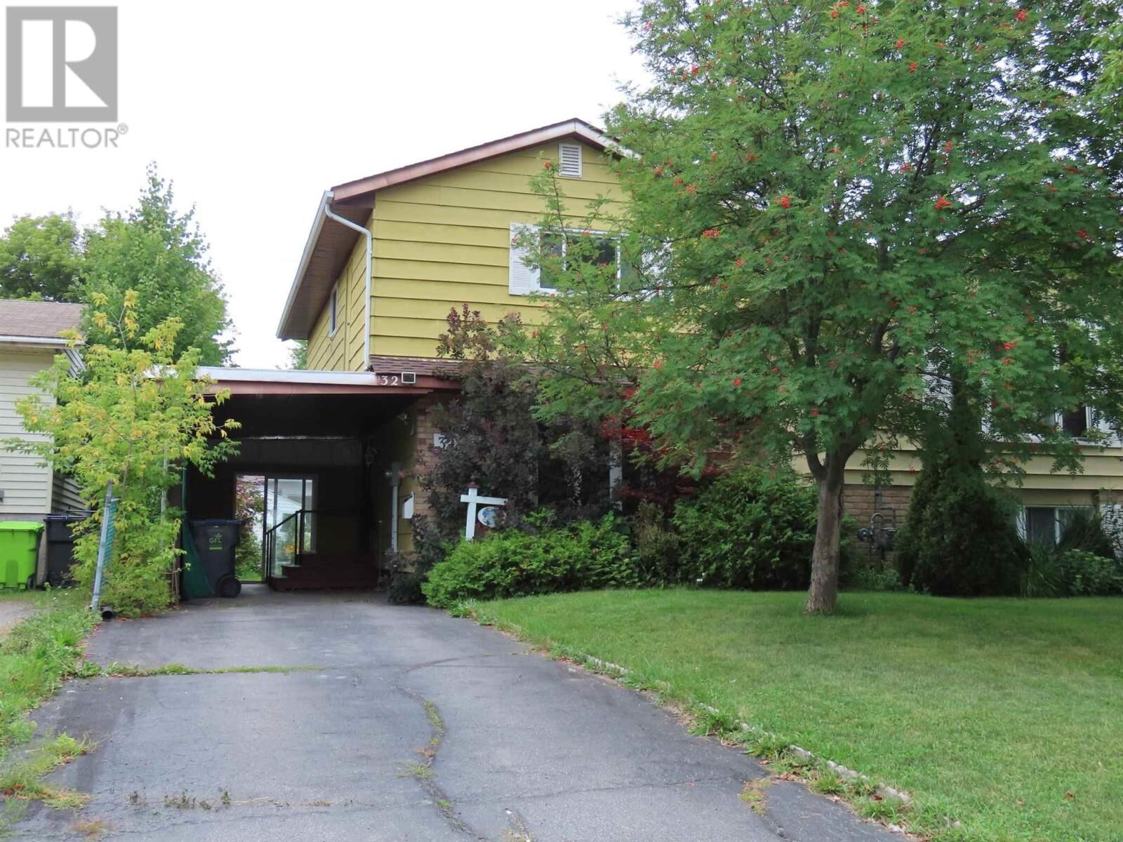 Property Photo:  32 Breton Rd  ON P6B 5W6 