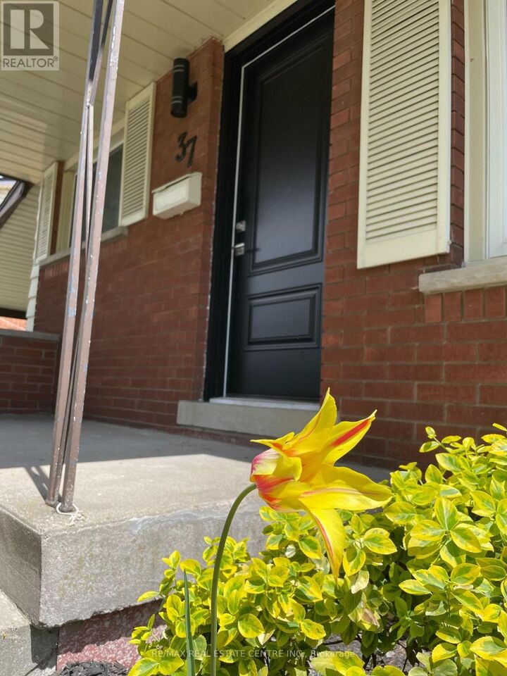 Property Photo:  37 Goldfinch Rd Road Upper  ON L9A 3W8 