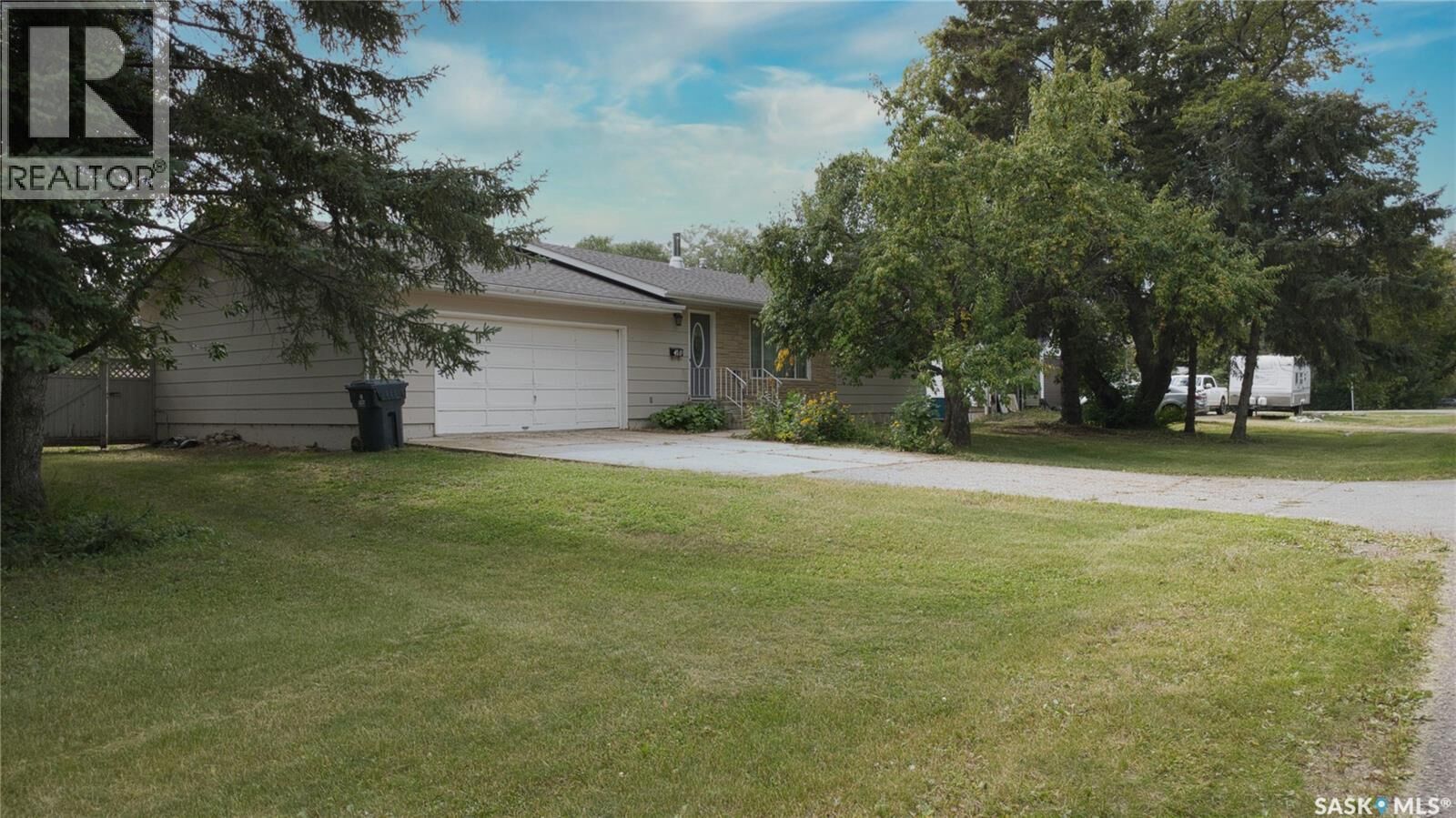 Property Photo: 410 1st Street S SK S0K 4R0