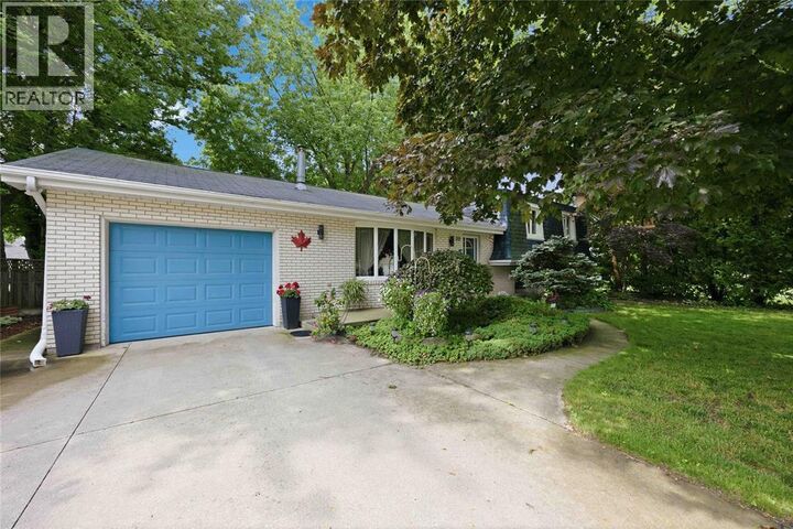 Property Photo:  215 Turnbull Avenue  ON N8A 2N1 
