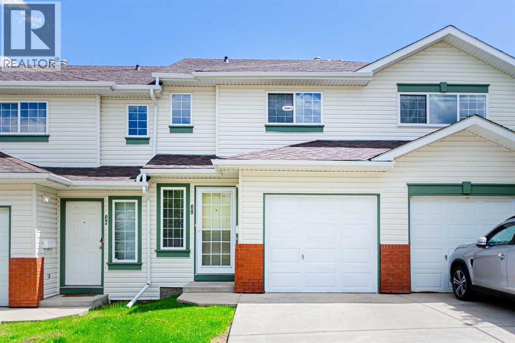 Property Photo: 88 Country Hills Villas Northwest AB T3K 4S8