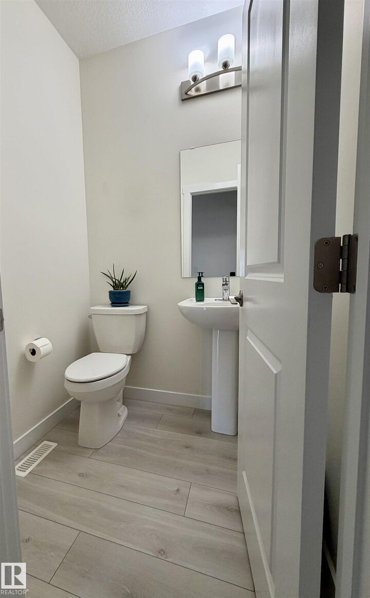 Property Photo:  85 Meadowlink Common  AB T7X 2X3 