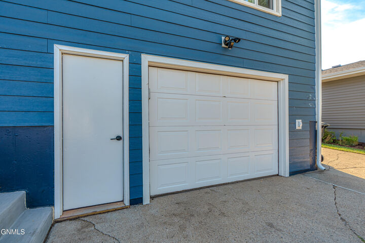 Property Photo:  810 3rd Avenue NE  ND 58554 