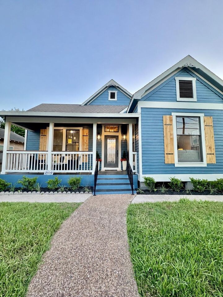 Property Photo:  2109 Gentry Street  TX 77009 