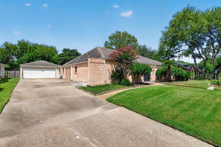 Property Photo:  6222 Creekbend Drive  TX 77096 