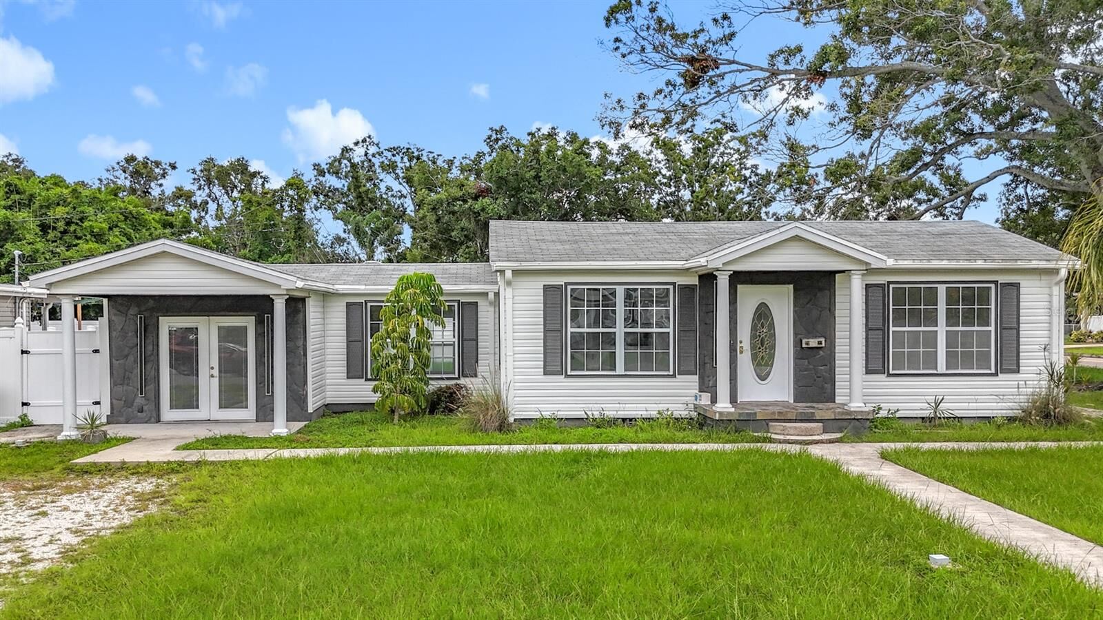 Property Photo: 2122 52nd Avenue N FL 33714