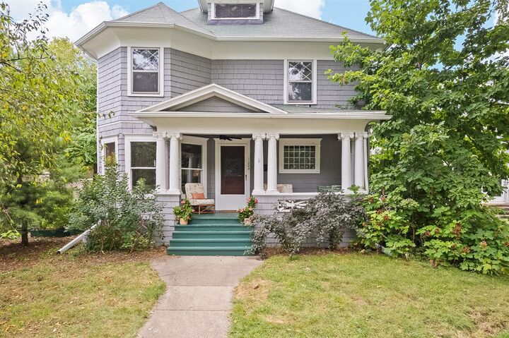 Property Photo: 204 Edgewood Street MI 49201-1809