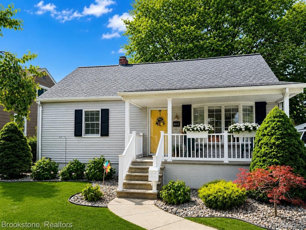 Property Photo:  1612 S Farragut Street  MI 48708 