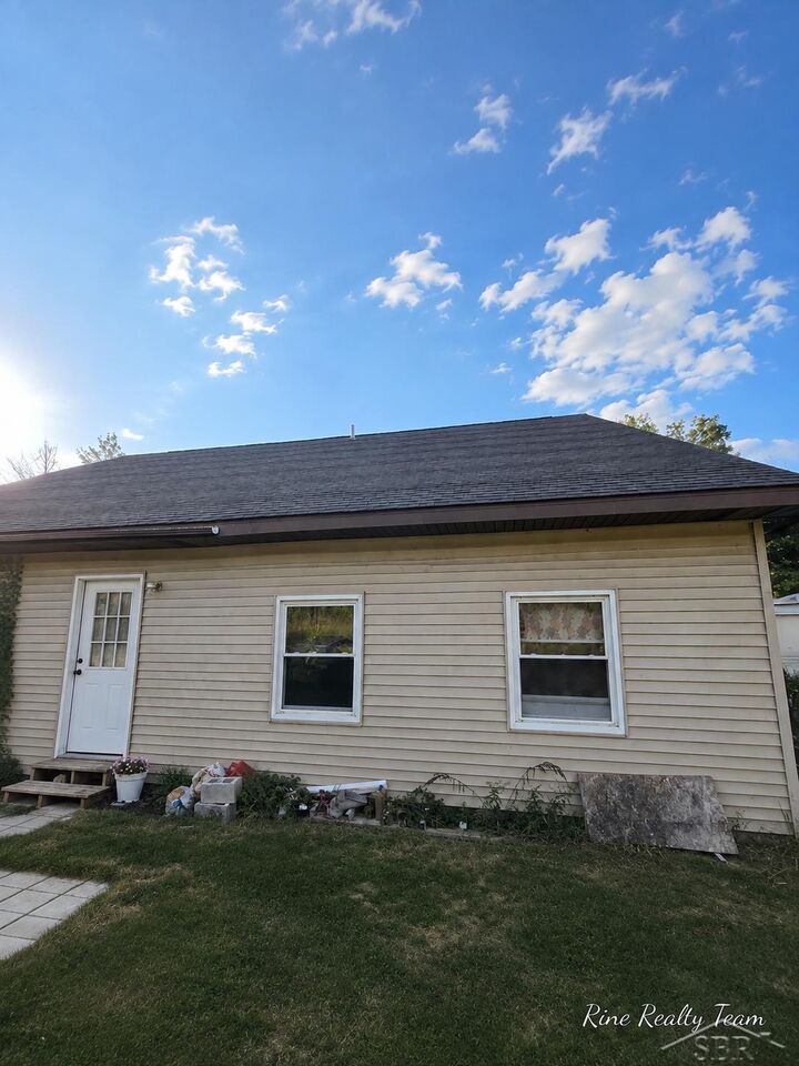 Property Photo:  2561 E Manor Road  MI 48703 