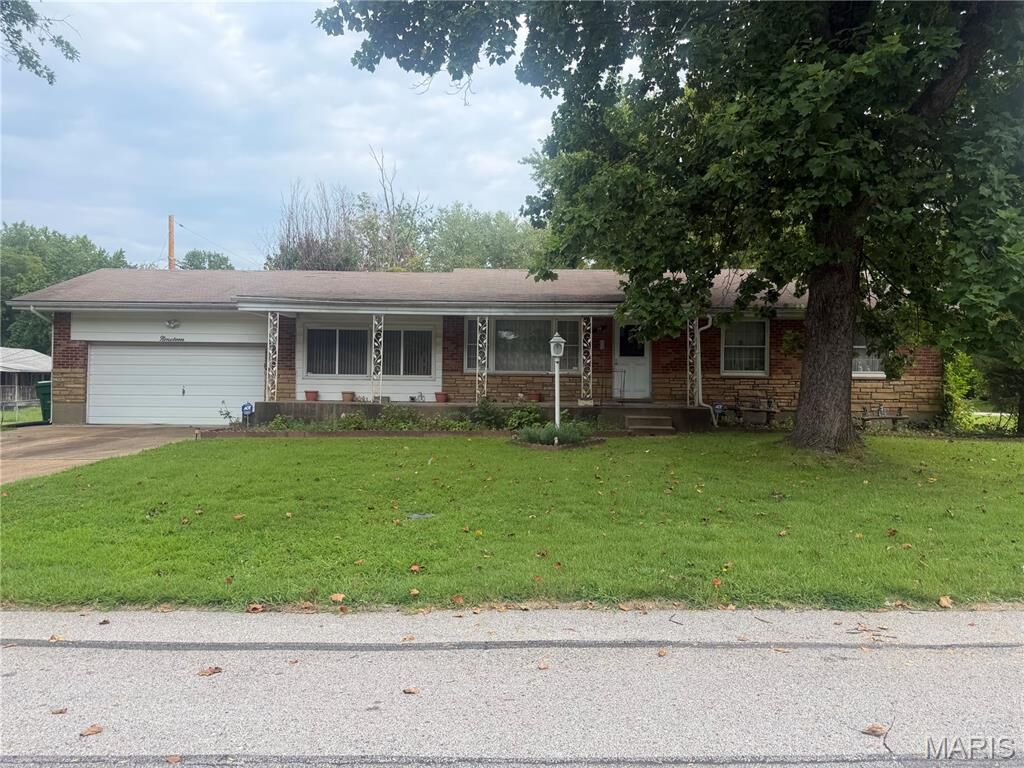 Property Photo: 19 Forest Home Court MO 63137