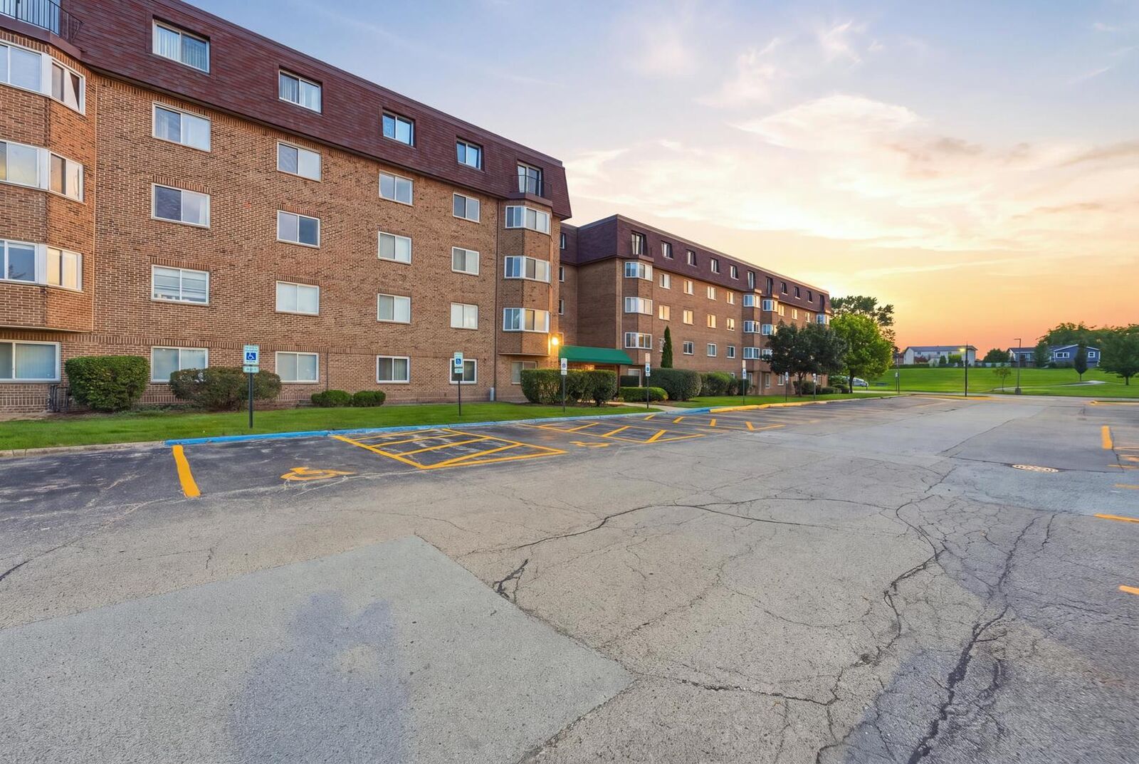 Property Photo:  300 S Roselle Road 522  IL 60193 