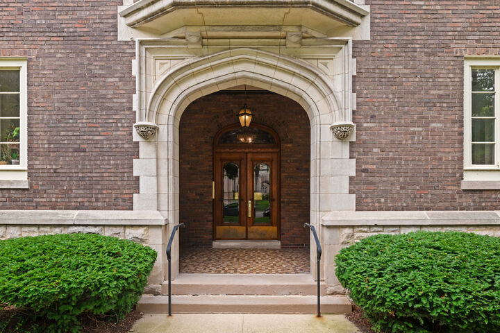 Property Photo: 1635 Hinman Avenue 3 IL 60201