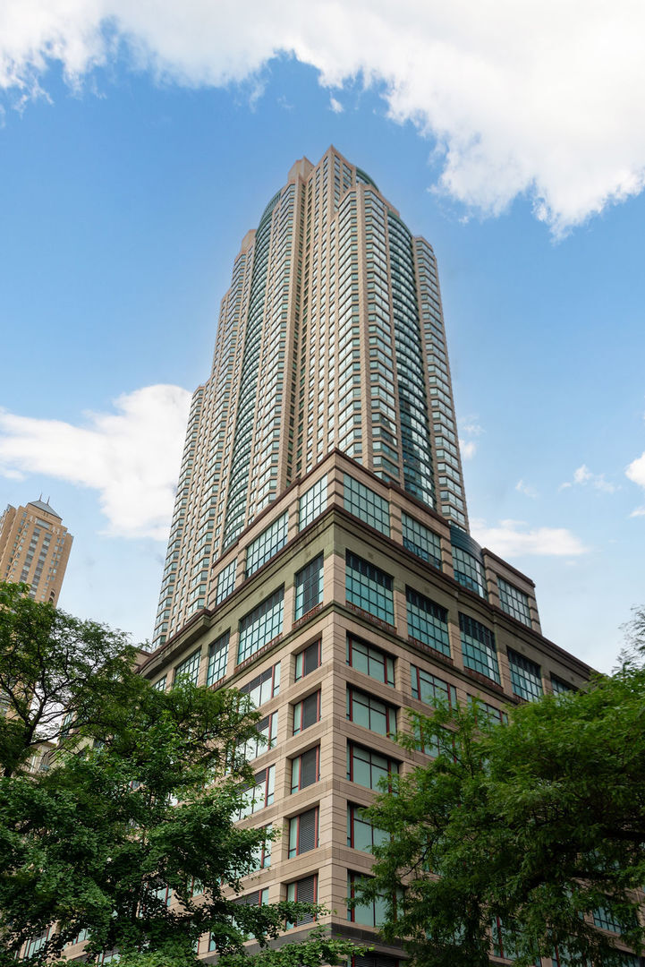 Property Photo: 100 E Huron Street 1506 IL 60611