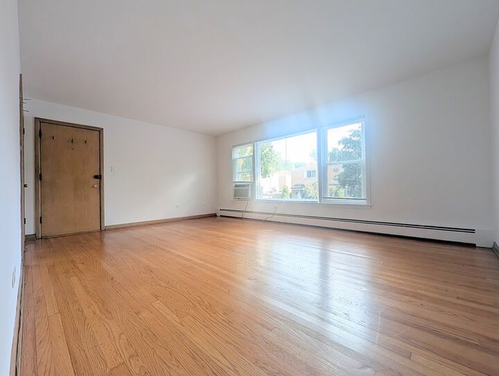 Property Photo:  2308 W Birchwood Avenue 1W  IL 60645 
