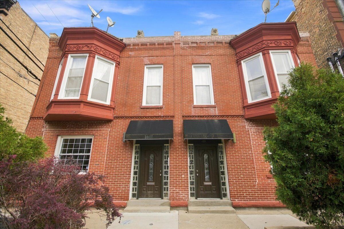 Property Photo: 1611 N Wood Street 1 IL 60622