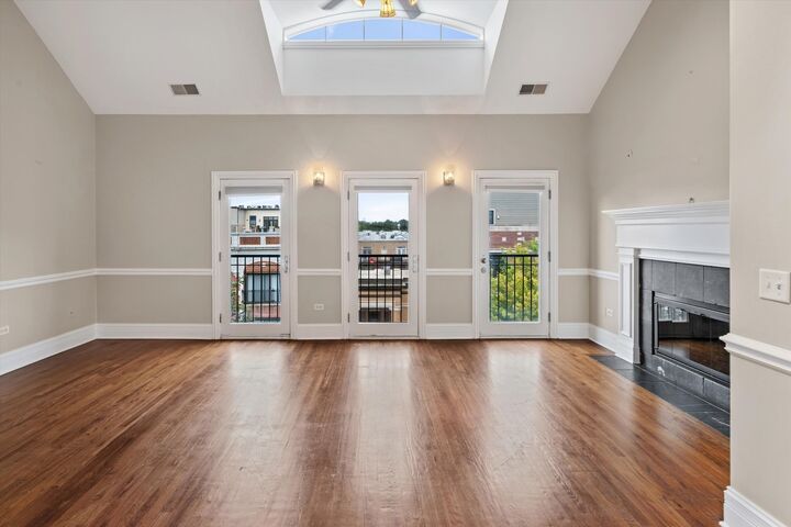 Property Photo: 930 W Dakin Street 4 IL 60613