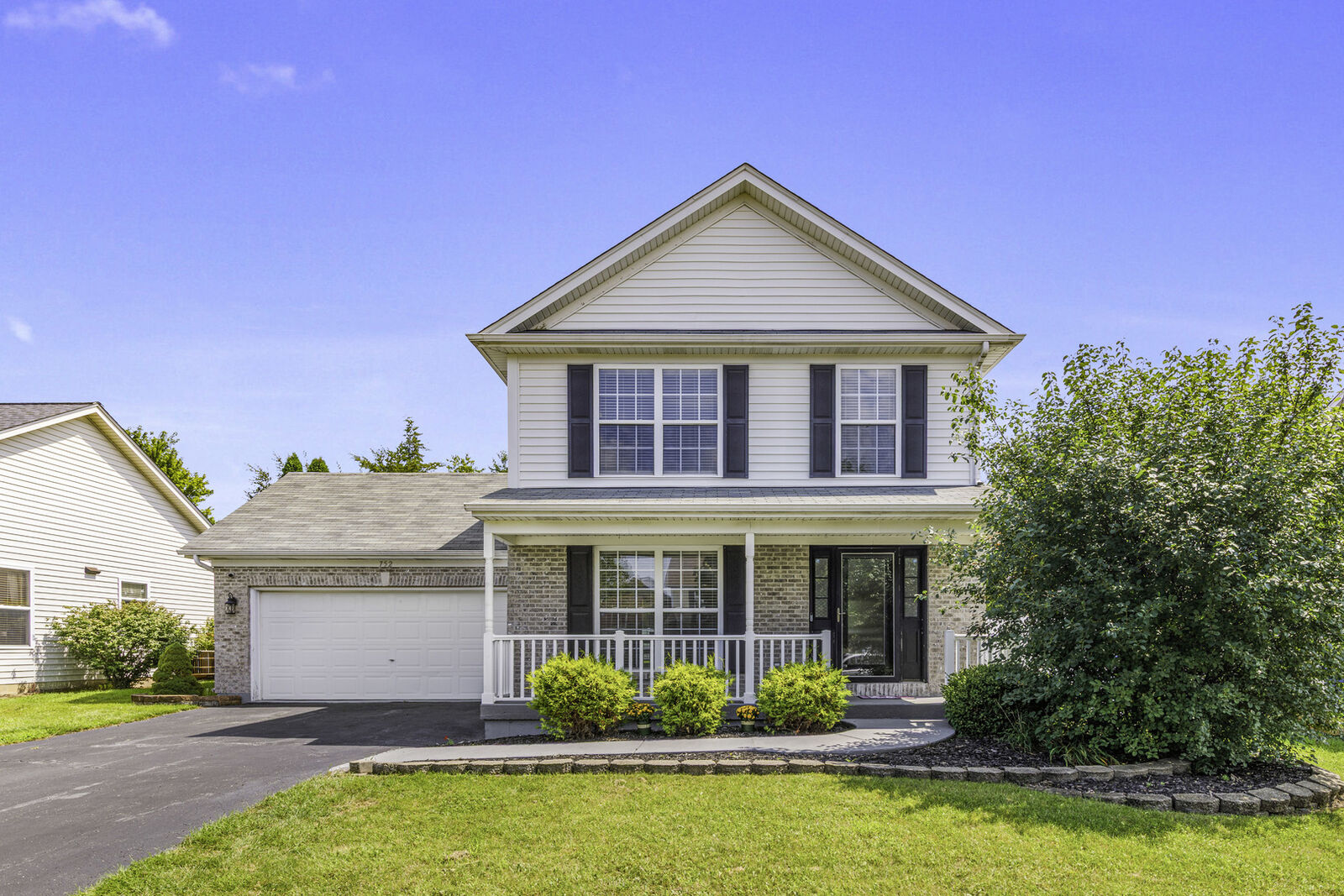 Property Photo: 752 Kensington Boulevard IL 60115
