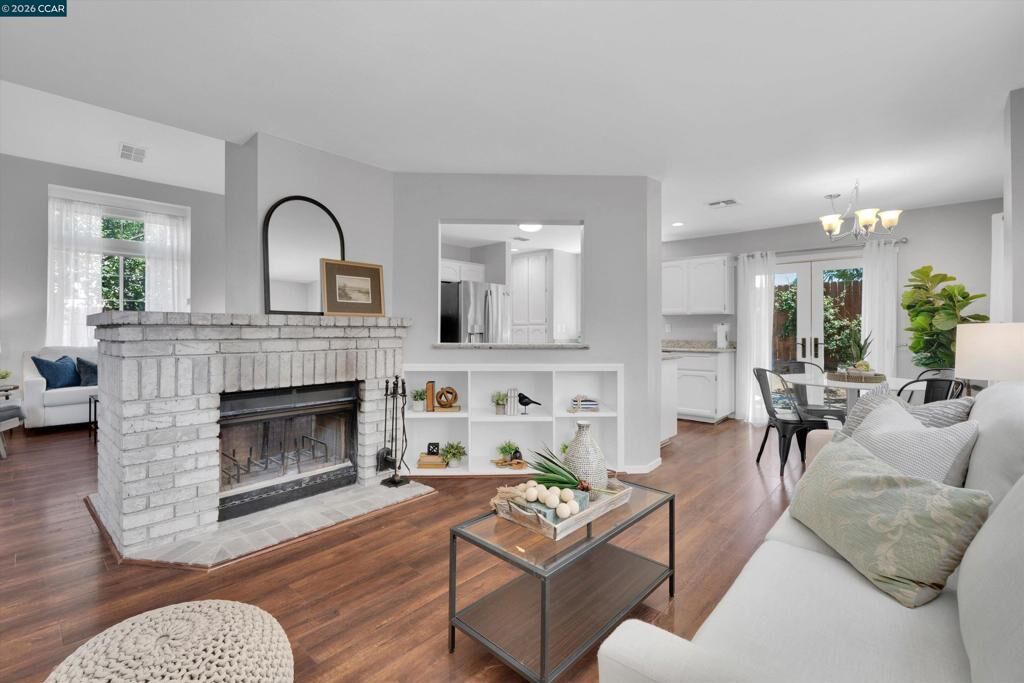 Property Photo:  400 Devon Ct  CA 94561 