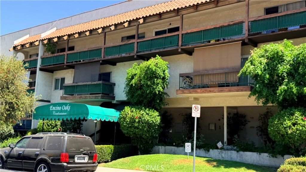 Property Photo:  5460 White Oak No. D312  CA 91316 