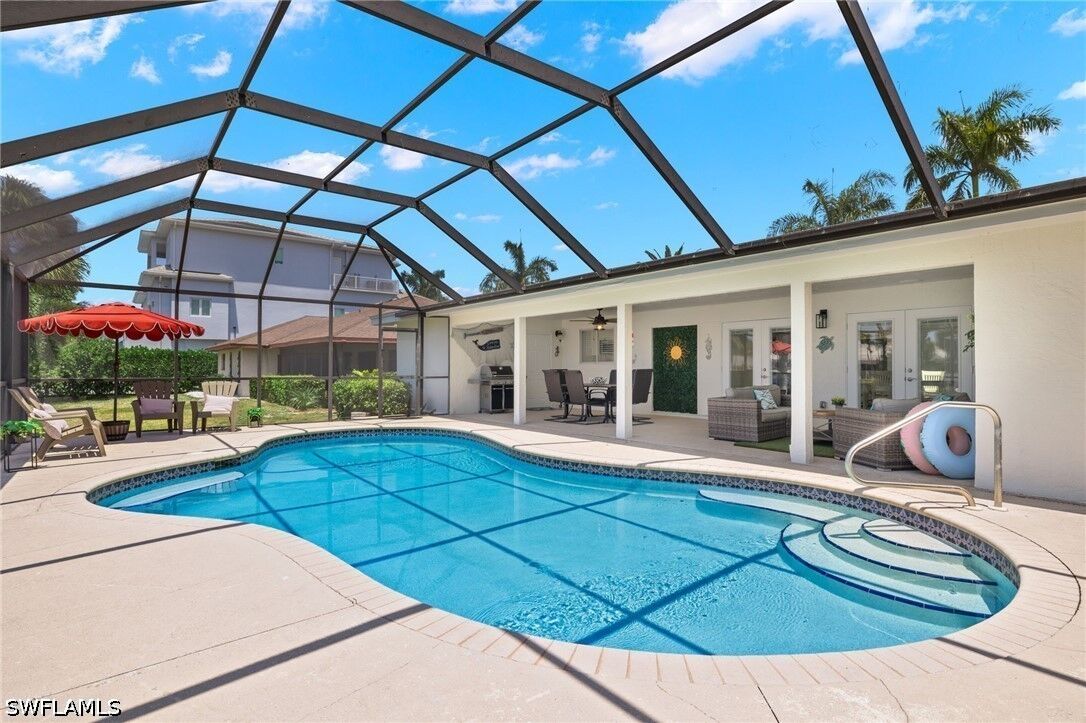 Property Photo: 482 Tradewinds Avenue FL 34108