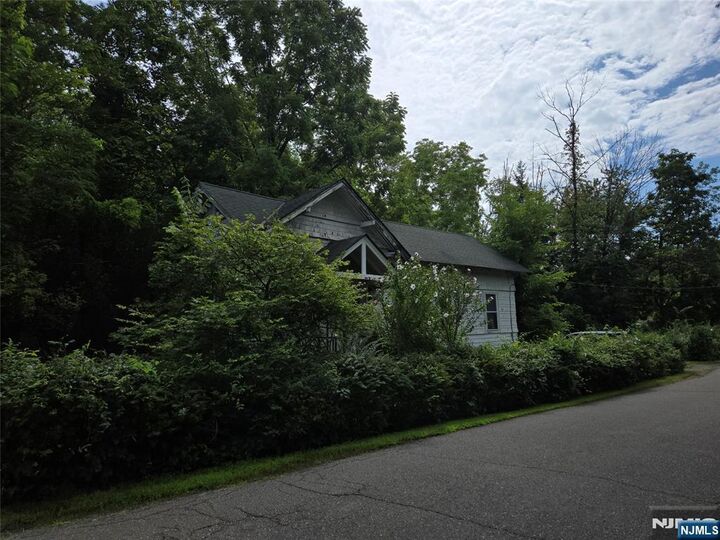 Property Photo:  2 Hewlett Road  NJ 07082 