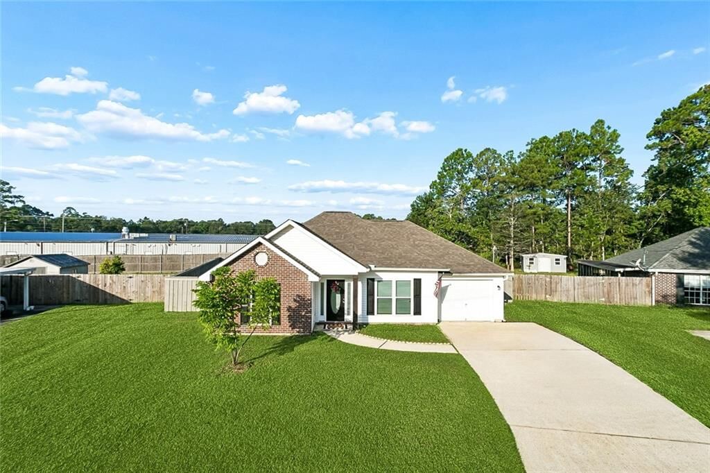 Property Photo: 140 Lesley Lane LA 70452