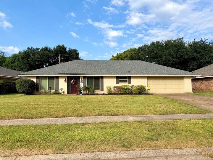 Property Photo: 7514 Camelback Drive LA 71105