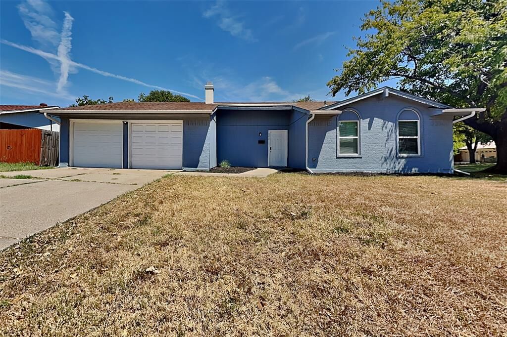 Property Photo: 622 W Springdale Lane TX 75052