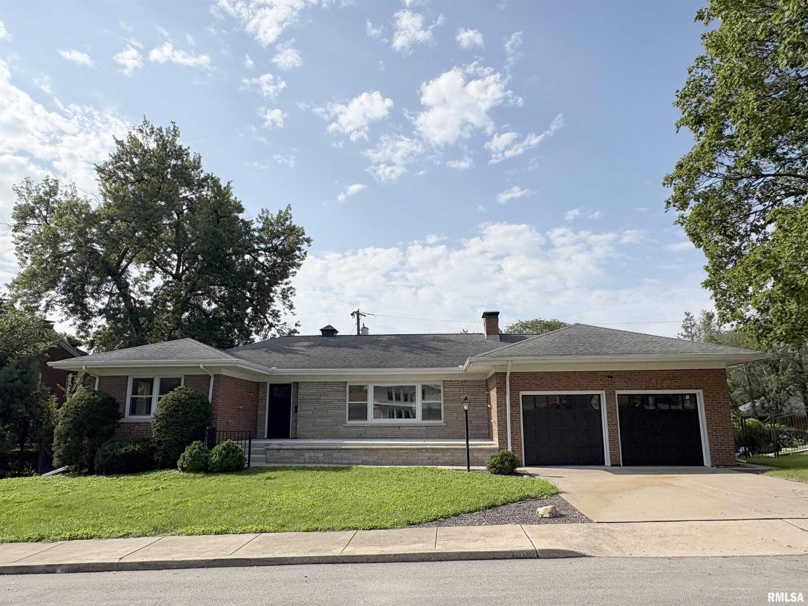 Property Photo: 502 W Crestwood Drive IL 61614