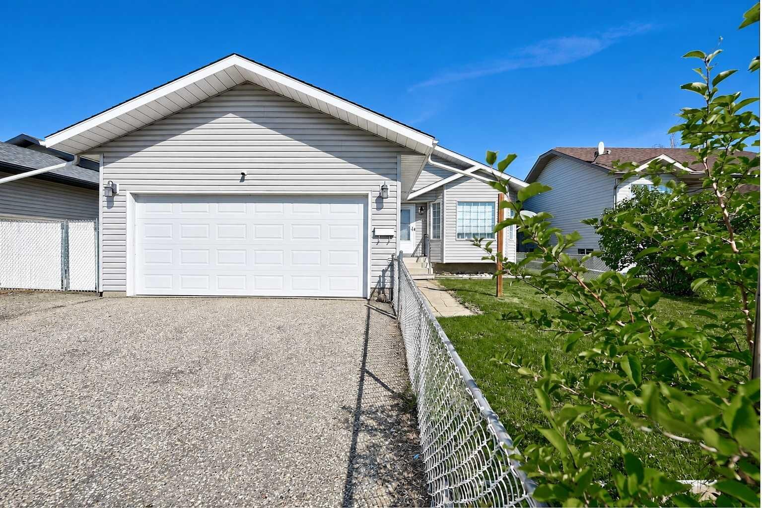 Property Photo: 9116 104 Avenue AB T8X 1E6