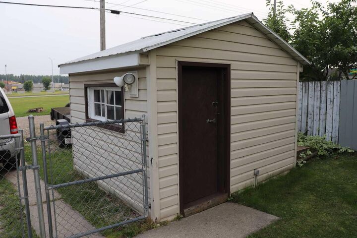 Property Photo: 4227 5 Avenue AB T7E 1A5