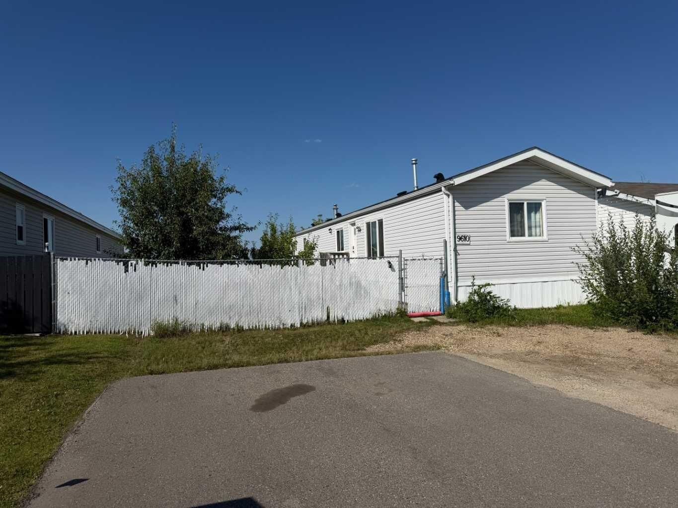 Property Photo:  9610 101 Avenue  AB T8X 5G5 