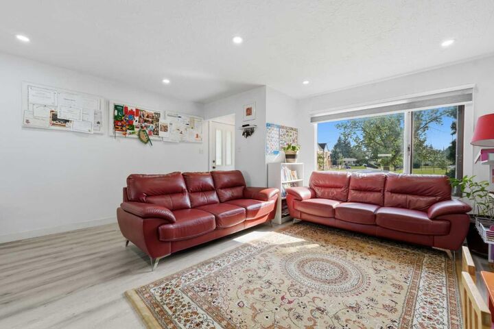 Property Photo: 20 Rossburn Crescent SW AB T3C 2N5