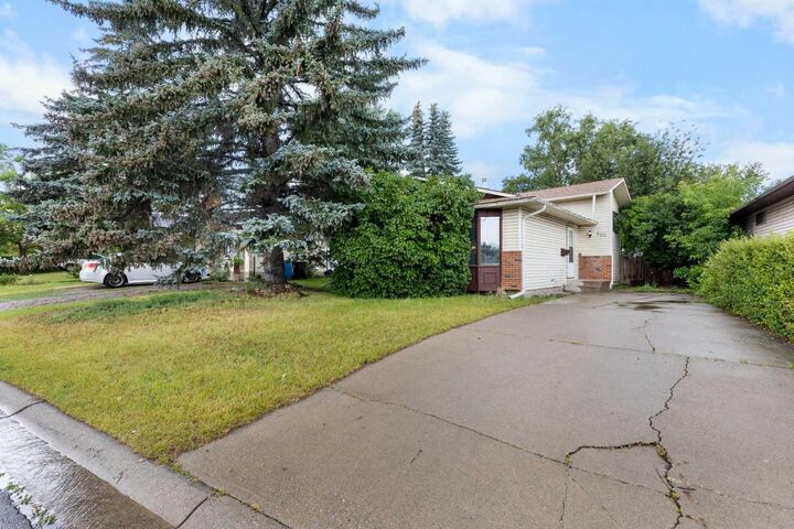Property Photo: 620 Aboyne Crescent NE AB T2A 5Y8