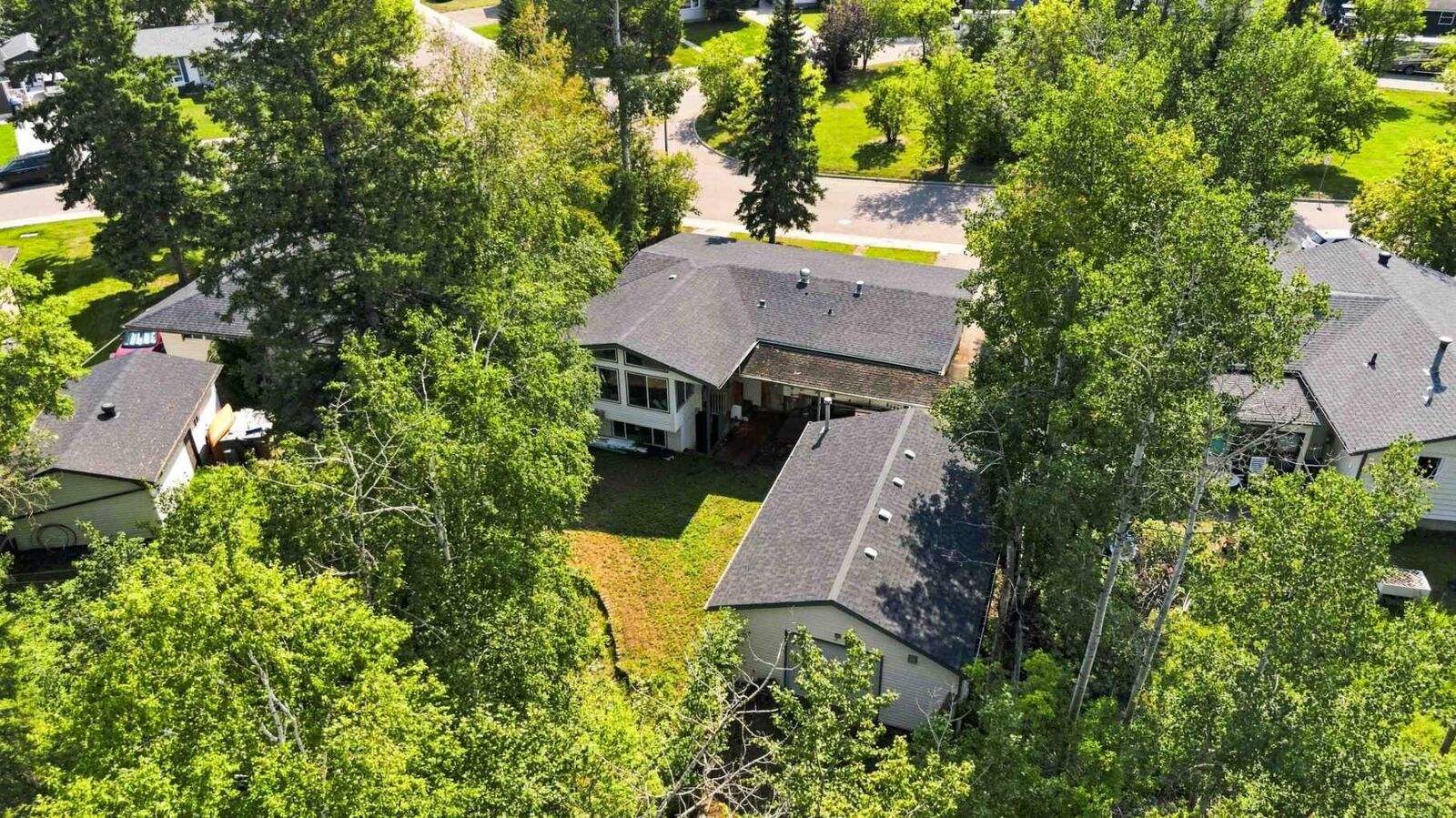 Property Photo:  25 Crescent Heights  AB T9H 1L6 