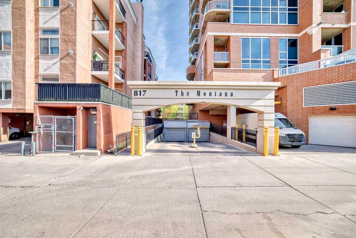 Property Photo: 817 15 Avenue SW 402 AB T2R 0H8