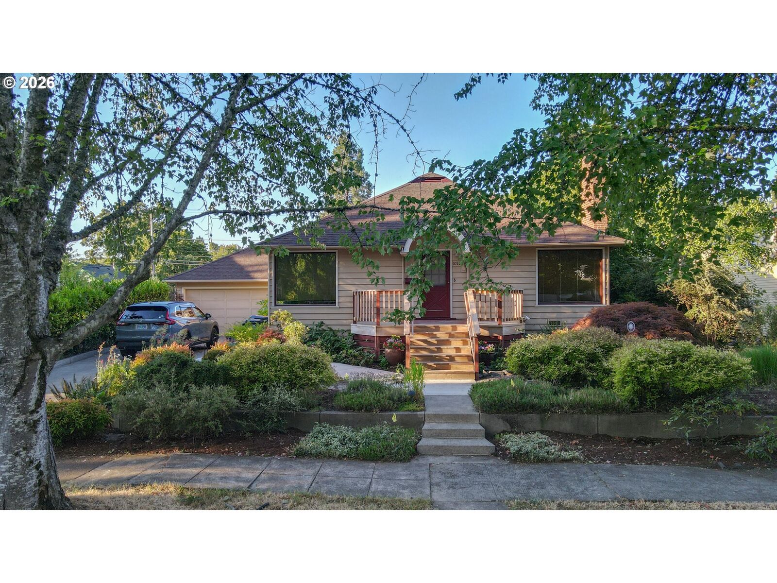 Property Photo: 1052 W 10th Ave OR 97402