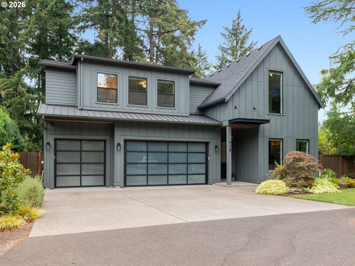Property Photo:  915 Oak Ter  OR 97034 